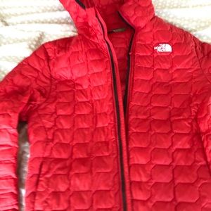 selling this red north face puffy jacket new